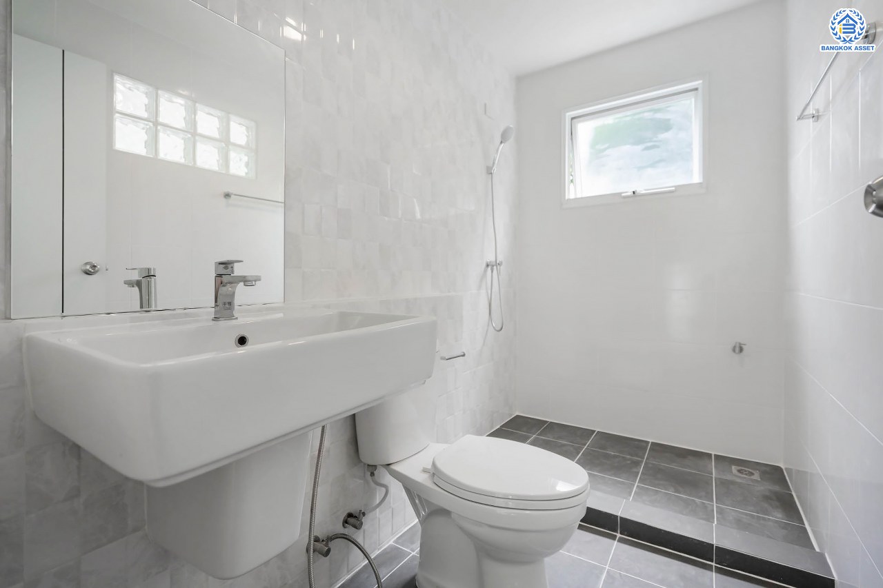 บ้านมือสองตกแต่งใหม่ แบรนด์ LH ม.มัณฑนา ราชพฤกษ์ เนื้อที่ 57.4 ตร.ว. ฟังก์ชัน 3 ห้องนอน 2 ห้องน้ำ จอดรถได้ 2 คัน พร้อมห้องอเนกประสงค์ 1 ห้อง สามารถปรับเปลี่ยนเป็นห้องทำงาน หรือห้องนอนได้ตามความต้องการ Facilities ตอบโจทย์ทุกกิจกรรม! บนทำเลใกล้วงเวียนพระราม5 เซ็นทรัลเวสต์เกต และรถไฟฟ้า "สถานีบางรักน้อยท่าอิฐ"